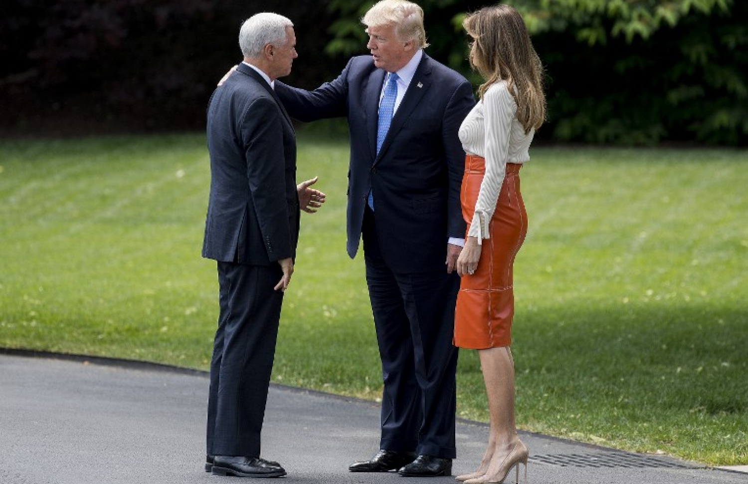 ސައުދީ އަށް ފުރާވަޑައިގަތުމުގެ ކުރިން ނައިބް ރައީސް މައިކް ޕެންސް (ވ) އާއި ޓްރަމްޕާއި އަނބިކަނބަލުން މެލަނިއާ ބައްދަލު ކުރައްވަނީ. --ފޮޓޯ:އޭއެފްޕީ