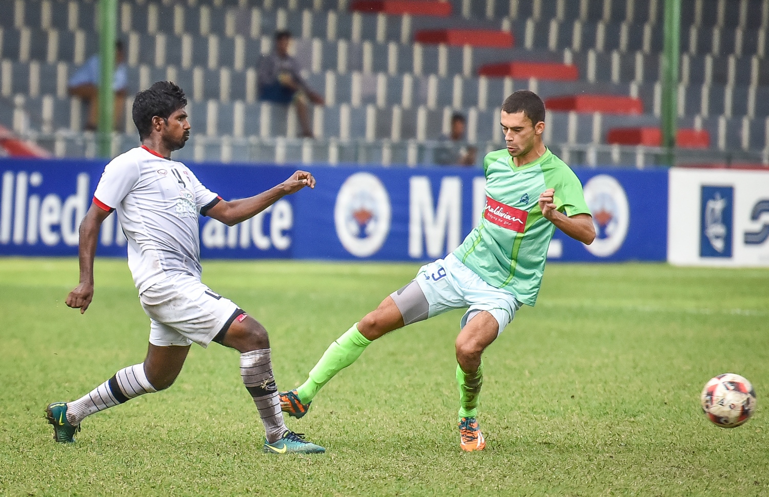 ޓީސީގެ ބެންޖޯ (ވ) ގްރީން ސްޓްރީޓްސްގެ ޑިމިޓްރޯ ކައިރިން ބޯޅަ ފޮނުވާލަނީ.-- ފޮޓޯ: ނިޝާން އަލީ/ މިހާރު