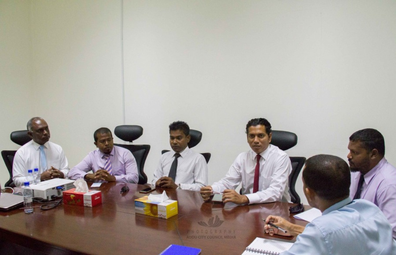 އައްޑޫ ސިޓީ ކައުންސިލް އިން ބަޔަކާ އެކު ބޭއްވި ބައްދަލުވުމެއް މޭޔަރު އަބްދުﷲ ސޯދިގް (ސޯބެ) ކުރިއަށް ގެންދަވަނީ.---ފޮޓޯ: އައްޑޫ ސިޓީ ކައުންސިލް