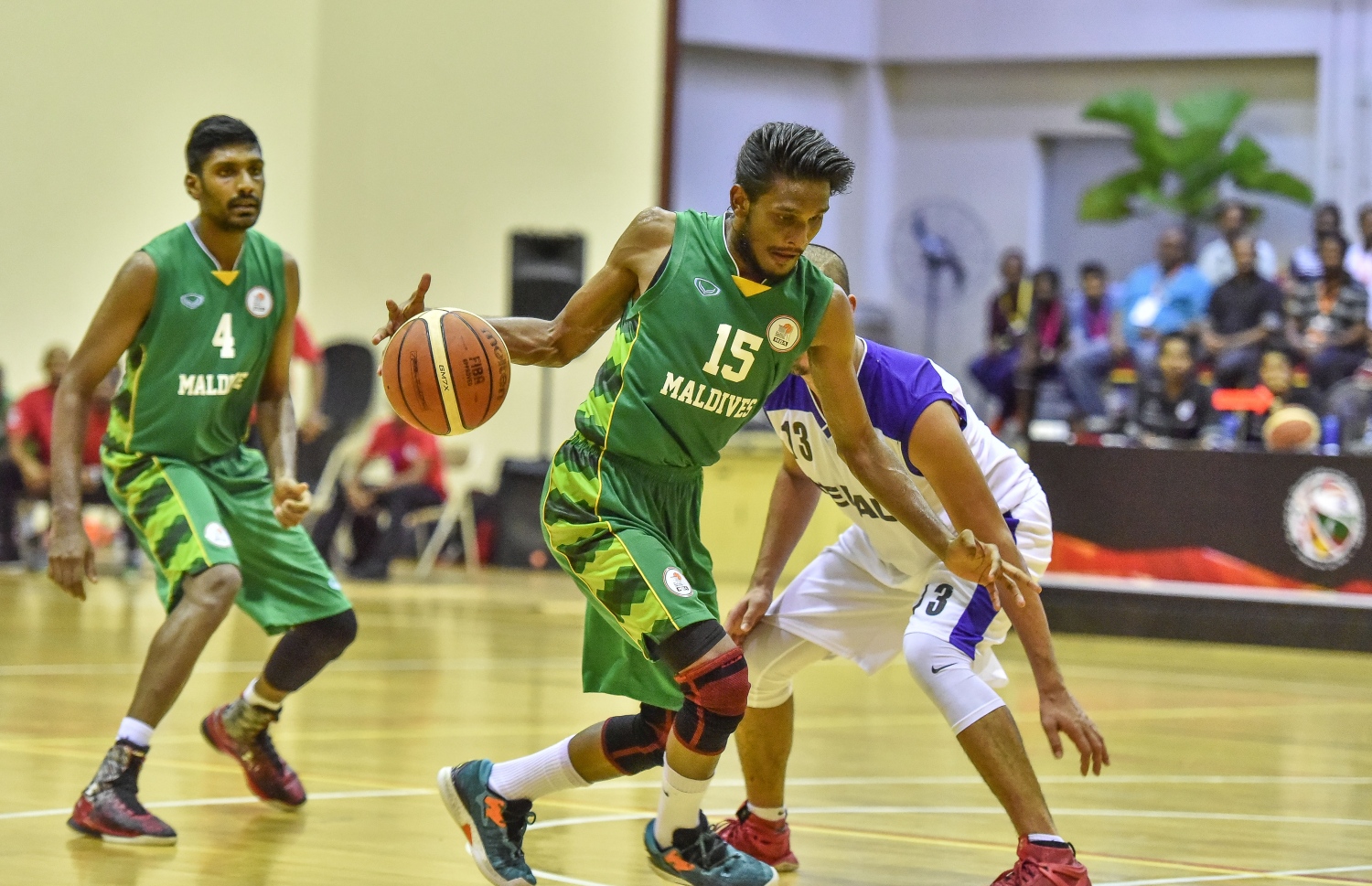 ރާއްޖޭގެ ޗިކު (ވ) ނޭޕާލް ކުޅުންތެރިއަކު ކައިރިން ބޯޅަ ހިފައިގެންދަނީ.-- ފޮޓޯ: ނިޝާން އަލީ/ މިހާރު