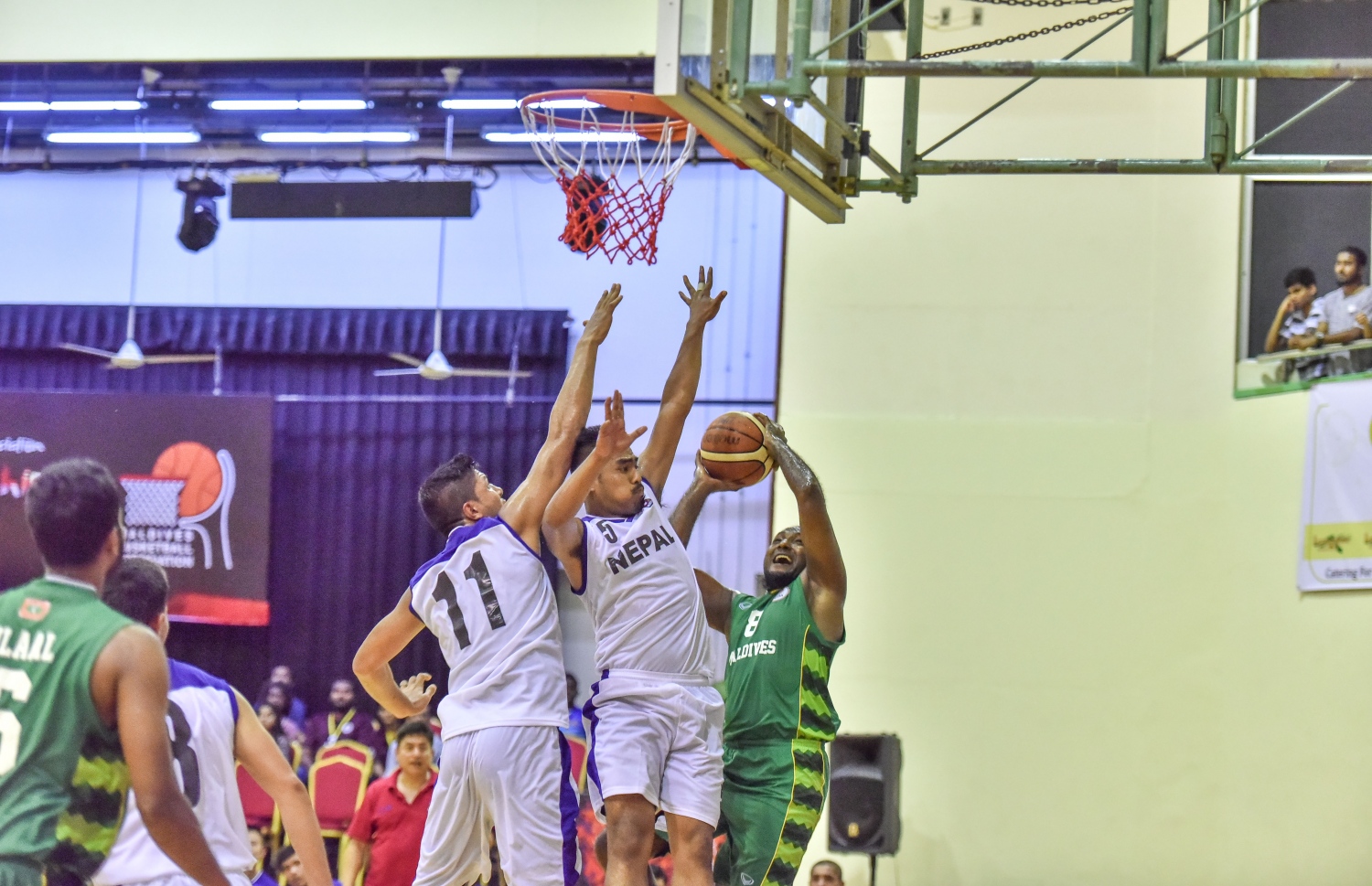 ރާއްޖެ ޓީމުގެ އަފްޝަން (ކ) ހުއްޓުވަން ނޭޕާލްގެ ދެ ކުޅުންތެރިން މަސައްކަތް ކުރަނީ.-- ފޮޓޯ: ނިޝާން އަލީ/ މިހާރު