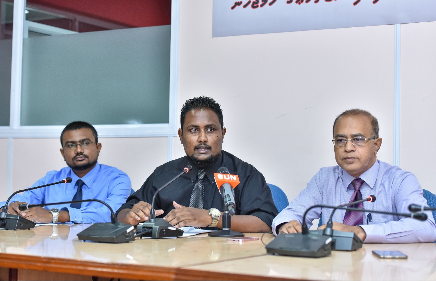 މީޑިއާ ކައުންސިލްގައި މިހާރު ތިއްބެވި މެމްބަރުން ނޫސްވެރިންގެ ބައްދަލުވުމެއްގައި. --- ފޮޓޯ: ނިޝާން އަލީ / މިހާރު