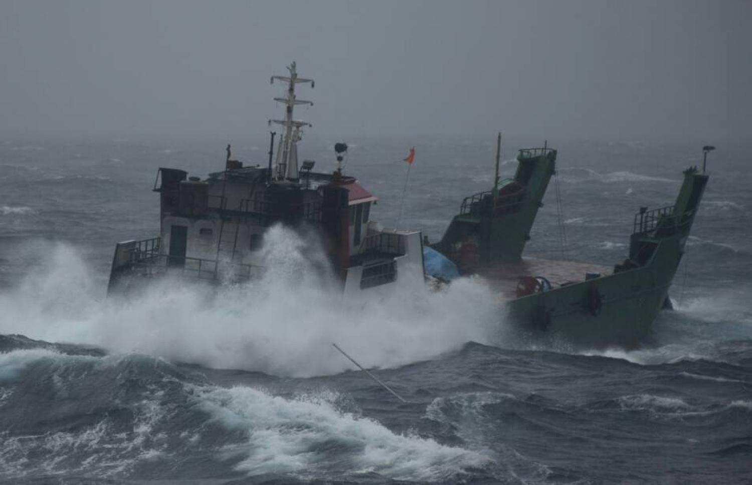 ގަދަ ކަނޑުގައި ކޮޅުވެއްޓި މާލެ އަށް ގެނެވޭތޯ މަނަވަރުގެ ކަފު ޖަހައިގެން ގެންދަނީ: އެކަމަކު ވަކި ހިސާބަކުން އެ އުޅަނދު ވަނީ ދޫކޮށްލާފައި -- ފޮޓޯ: އެމްއެންޑީއެފް