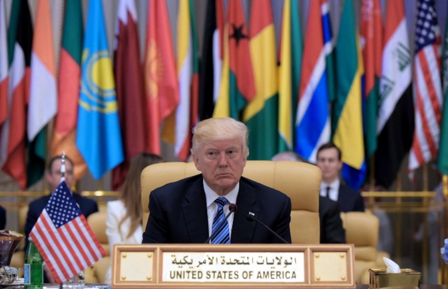 ރިޔާޒުގެ ކިންގް އަބްދުލް އަޒީޒް ކޮންފަރެންސް ސެންޓަރުގައި ކުރިއަށް ދިޔަ އަރަބް އިސްލާމިކް އެމެރިކަން ސަމިޓުގައި ރައީސް ޑޮނަލްޑް ޓްރަމްޕް ބައިވެރިވެވަޑައިގަންނަވަނީ. --ފޮޓޯ:އޭއެފްޕީ