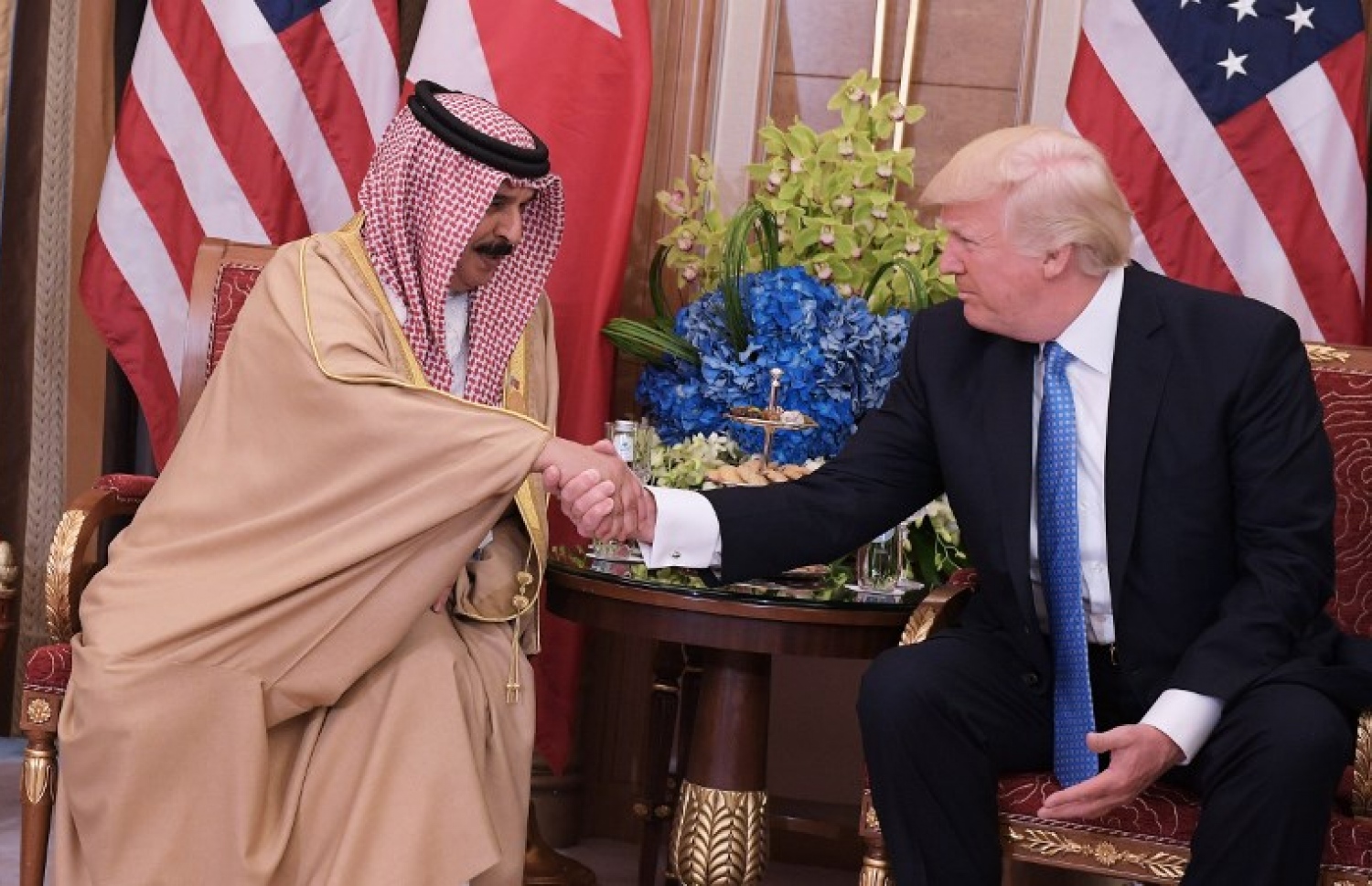 ސައުދީ އަރަބިއާ، ރިޔާޒް: މޭ 22، 2017: އެމެރިކާގެ ރައީސް ޓްރަމްޕް (ކ) އަދި ބަހްރައިންގެ ރަސްގެފާން ހައްމާދް ބިން އީސާ އަލް ހަލީފާ އާއި ސަލާމް ކުރައްވަނީ.-- ފޮޓޯ: އޭއެފްޕީ