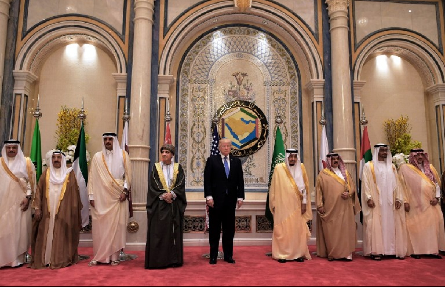 ސައުދީ އަރަބިއާ، ރިޔާޒް: މޭ 22، 2017: ގަލްފް ކޯޕަރޭޝަން ކައުންސިލް ބައްދަލުވުމުގައި އެމެރިކާގެ ރައީސް ޓްރަމްޕް (މ) އަދި ސައުދީ އަރަބިއާގެ ރަސްގެފާނު ސަލްމާން ބިން އަބްދުލްއަޒީޒް އަލް-ސައުދު (މ-ކ) ވަޑައިގަންނަވަނީ.-- ފޮޓޯ: އޭއެފްޕީ