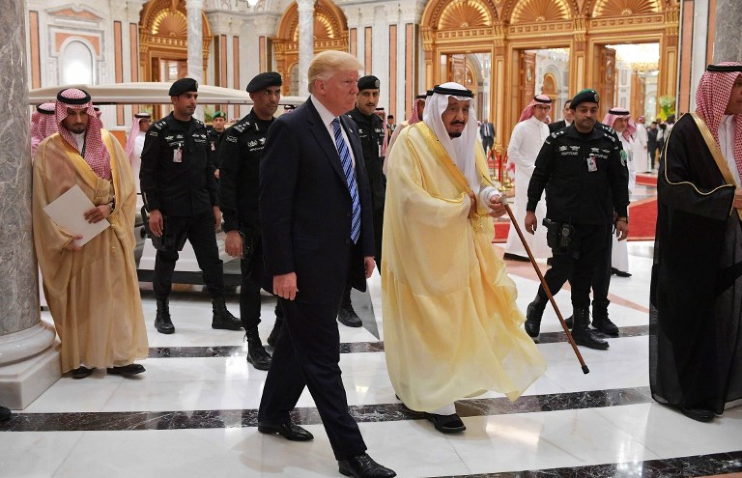 ސައުދީ އަރަބިއާ، ރިޔާޒް: މޭ 22، 2017: އަރަބް އިސްލާމިކް އެމެރިކަން ސަމިޓުގައި ބައިވެރިވެ ވަޑައިގަތުމަށް އެމެރިކާގެ ރައީސް ޓްރަމްޕް (މ-ވ) އަދި ސައުދީ އަރަބިއާގެ ރަސްގެފާނު ސަލްމާން ބިން އަބްދުލްއަޒީޒް އަލް-ސައުދު (މ-ކ) ވަޑައިގަންނަވަނީ.-- ފޮޓޯ: އޭއެފްޕީ