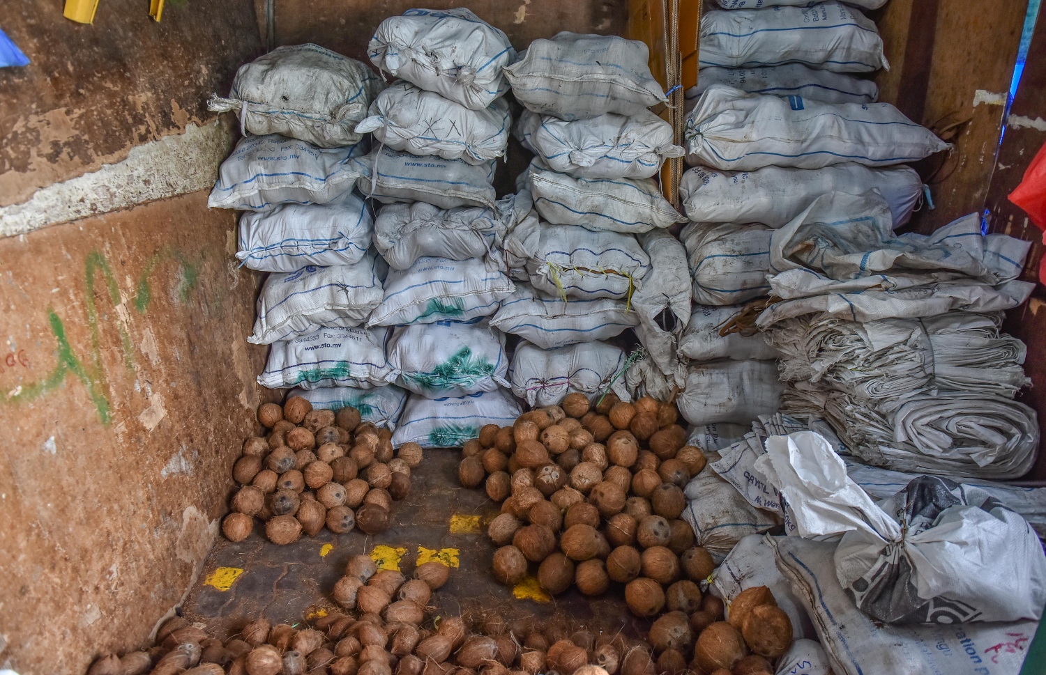 މާލެ: މޭ 22، 2017: ލޯކަލް މާރުކޭޓުގައި ބަހައްޓާފައި ހުރި ކާށިތަކެއް: ކާއްޓެއްގެ އަގު މިހާރު 25ރ. އަށް އުފުލިފައި. ފޮޓޯ: ނިޝާން އަލީ /މިހާރު