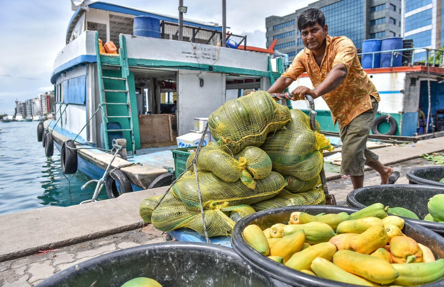 ލޯކަލް މާރުކޭޓު ސަރަހައްދުގައި މީހަކު ކަރާތަކެއް ގެންދަނީ.-- ފައިލް ފޮޓޯ: ނިޝާން އަލީ /މިހާރު