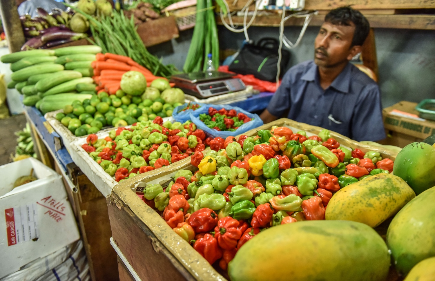 ލޯކަލް މާރުކޭޓުގެ ގޮޅިއެއްގައި ތަކެތި ވިއްކަން ހުރި މީހަކު މަޑުކޮށްލައިގެން: ދިވެހި އުފެއްދުންތަކުން މާރުކޭޓު ވަނީ ތިޔާގިވެފައި. ފޮޓޯ: ނިޝާން އަލީ /މިހާރު