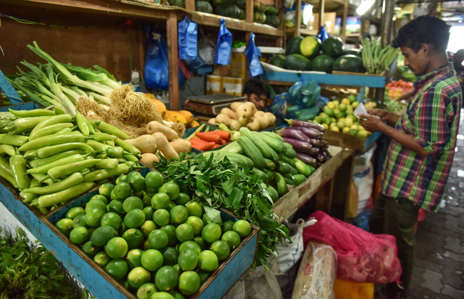 މާލެ: މޭ 22، 2017: ލޯކަލް މާރުކޭޓު ގޮޅިއެއް ކައިރީގައި މީހަކު މަޑުކޮށްލައިގެން--. ފޮޓޯ: ނިޝާން އަލީ /މިހާރު