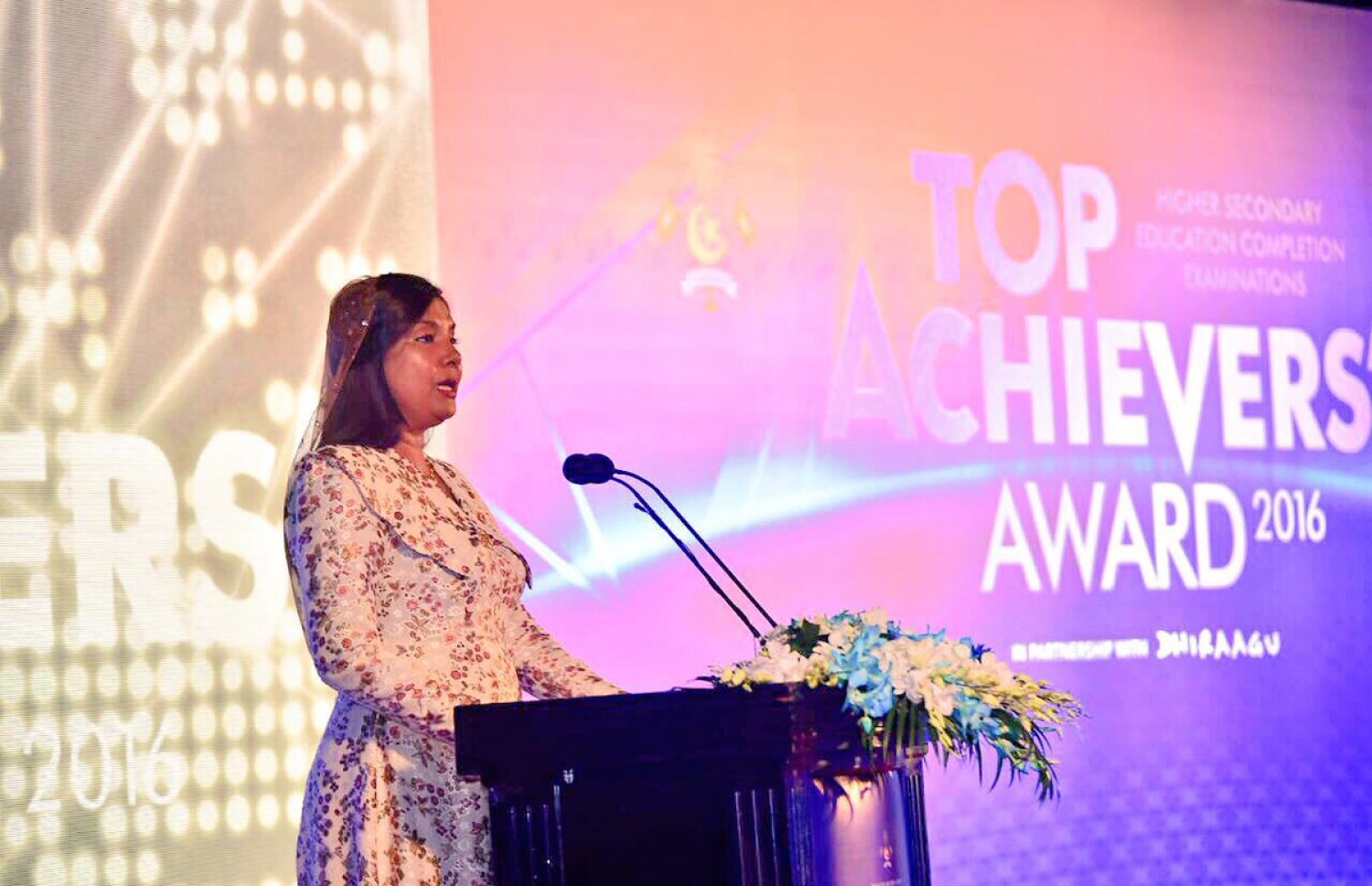 އޭ ލެވެލް ގަދަ 10 ގައި ހިމެނެނު ދަރިވަރުންނަށް އިނާމު ދިނުމަށް މިރޭ ދަރުބާރުގޭގައި ބޭއްވި ޖަލްސާގައި، އެޑިއުކޭޝަން މިނިސްޓަރު ޑރ. އާއިޝަތު ޝިހާމް ވާހަކަ ދައްކަވަނީ.- ފޮޓޯ: އެޑިއުކޭޝަން މިނިސްޓްރީ