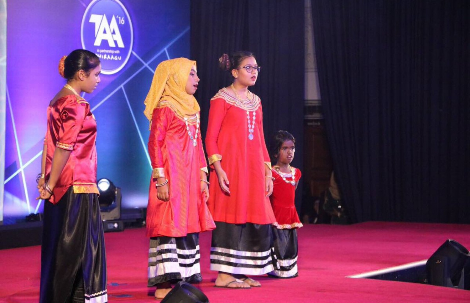 އޭ ލެވެލް ގަދަ 10ގައި ހިމެނެނު ދަރިވަރުންނަށް އިނާމު ދިނުމަށް މިރޭ ދަރުބާރުގޭގައި ބޭއްވި ޖަލްސާގައި، ދަރިވަރުންތަކެއް ލަވައެއް ކިޔަނީ.- ފޮޓޯ: އެޑިއުކޭޝަން މިނިސްޓްރީ