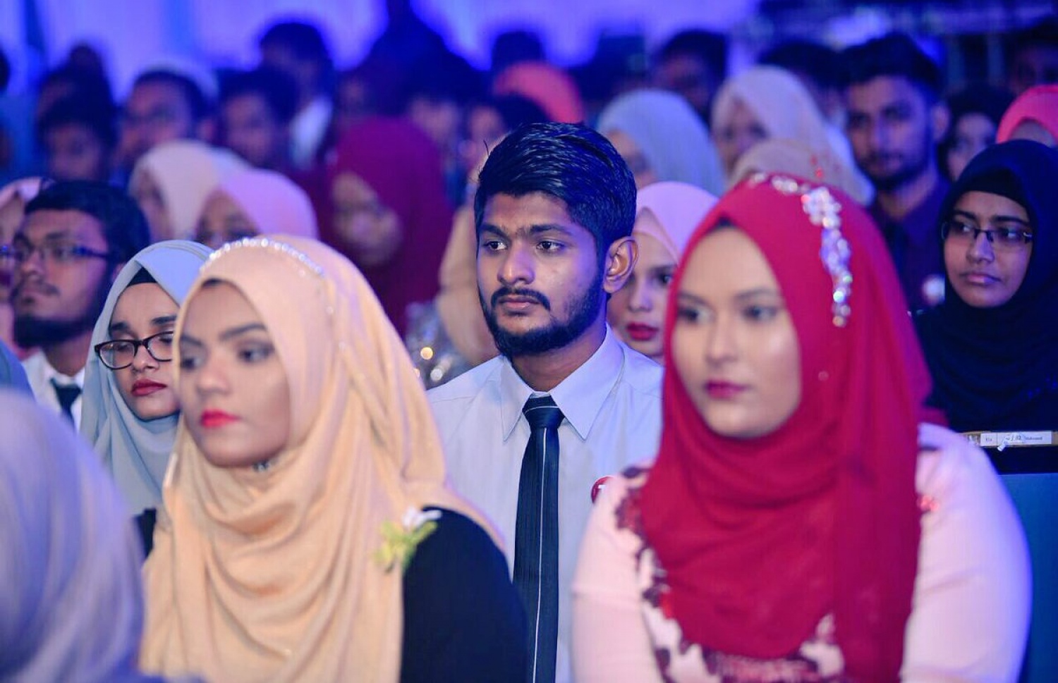 އޭލެވެލް އިމްތިހާނުން އެންމެ މޮޅު ނަތީޖާ ހޯދި ދަރިވަރުންނަށް އިނާމު ދިނުމަށް ބޭއްވި ޖަލްސާގައި ބައެއް ދަރިވަރުން ބައިވެރިވަނީ-- މިހާރު ފޮޓޯ