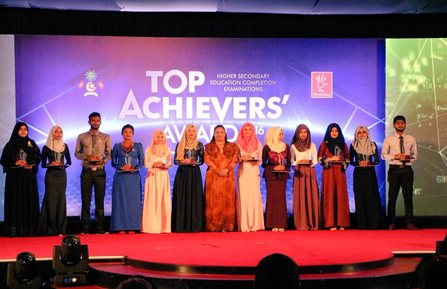 އޭ ލެވެލްގެ އިމްތިހާނުން ރަންވަނަ ހޯދި ދަރިވަރުންނަށް އެވޯޑު ދިނުމަށް މިރޭ ދަރުބާރުގޭގައި ބޭއްވި ޖަލްސާގައި، ބައެއް ދަރިވަރުން އެވޯޑާއެކު، ރާއްޖެއިން ލަންކާއަށް ކަނޑައަޅުއްވާފައި ހުންނަވާ އެމްބެސެޑަރު ޒާހިޔާ (މ) އާއެކު ފޮޓޯއަކަށް ހުއްޓިވަޑައިގެން.-- ފޮޓޯ: އެޑިއުކޭޝަން މިނިސްޓްރީ