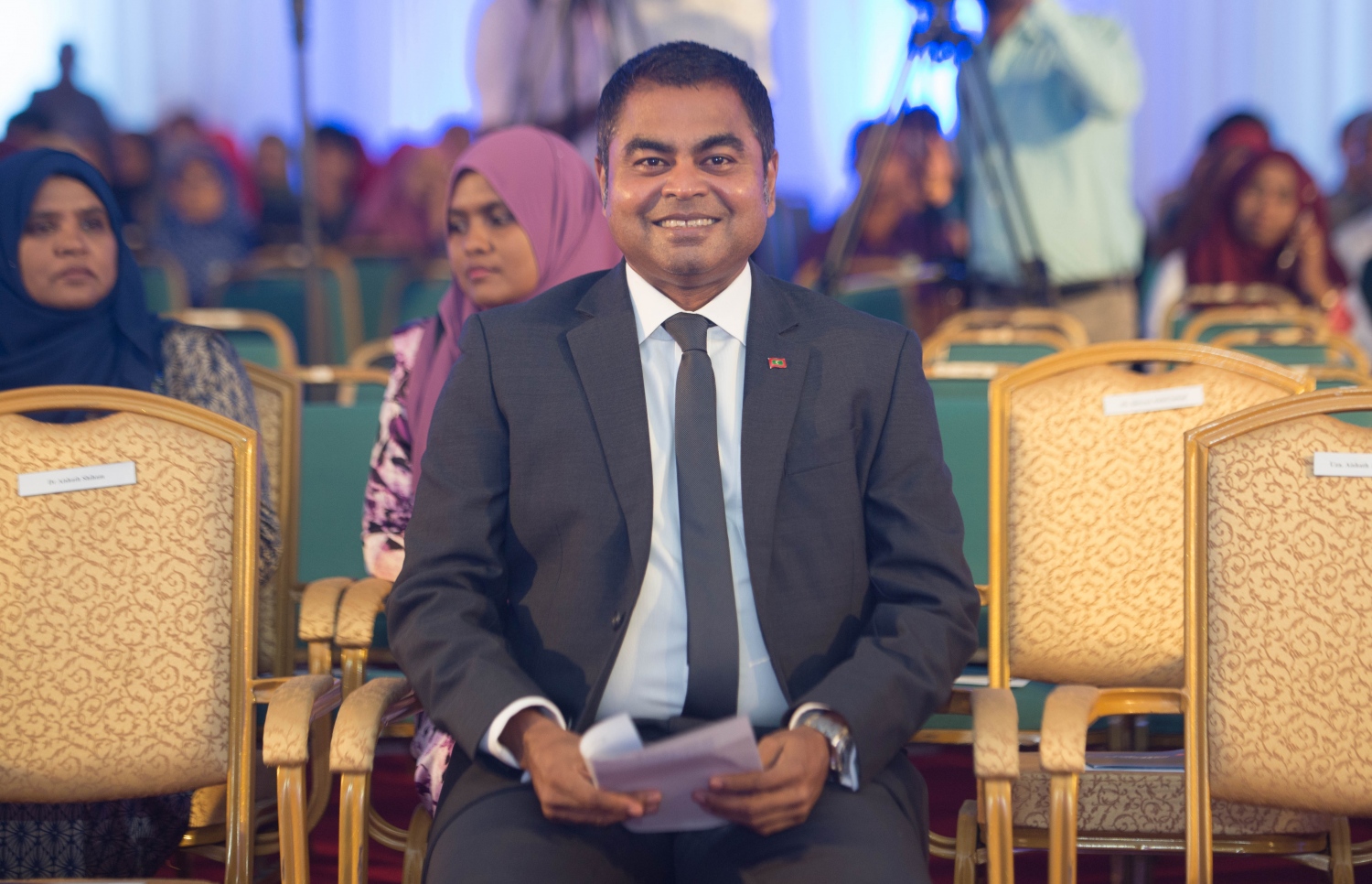 މާލެ: މޭ 22، 2017- އޭ ލެވެލްގެ ގަދަ 10 ގައި ހިމެނެނު ދަރިވަރުންނަށް އެވޯޑު ހަވާލުކުރުމަށް ބޭއްވި ހަފުލާގައި ތިމާވެއްޓާ ބެހޭ މިނިސްޓަރު ތޯރިގް އިބްރާހިމް ބައިވެރިވެވަޑައިގަންނަވަނީ.--- ފޮޓޯ: ހުސެން ވަހީދު/ މިހާރު