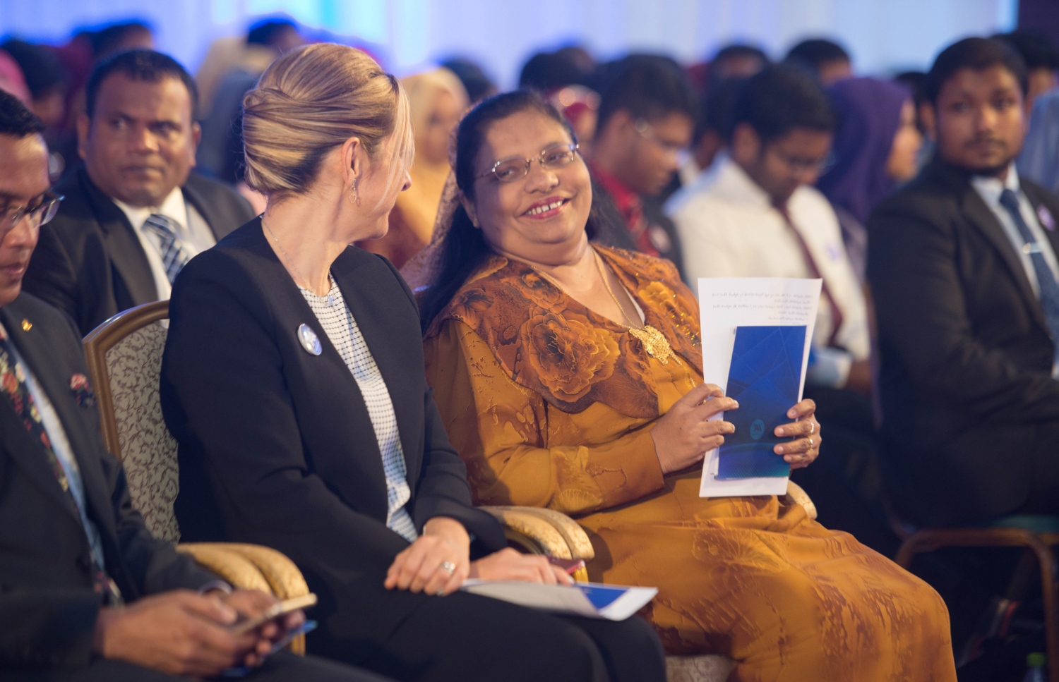 މާލެ: މޭ 22، 2017:އޭ ލެވެލްގެ ގަދަ 10 ގައި ހިމެނެނު ދަރިވަރުންނަށް އެވޯޑު ހަވާލުކުރުމަށް ދަރުބާރުގޭގައި ބޭއްވި ހަފުލާގައި، ކުރީގެ އެޑިއުކޭޝަން މިނިސްޓަރު އަދި ލަންކާގައި ހުންނަވާ ދިވެހި ސަފީރު ޒާހިޔާ ޒަރީރު ބައިވެރިވެވަޑައިގަންނަވަނީ.-- ފޮޓޯ: ހުސެން ވަހީދު/ މިހާރު