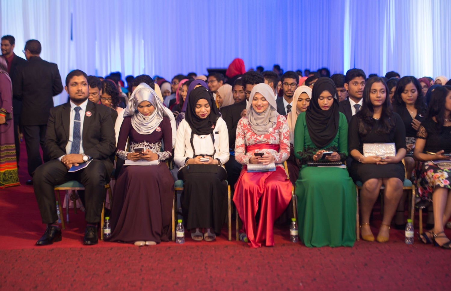 މާލެ: މޭ 22، 2017- އޭ ލެވެލްގެ ގަދަ 10 ގައި ހިމެނެނު ދަރިވަރުންނަށް އެވޯޑު ހަވާލުކުރުމަށް ބޭއްވި ހަފުލާގެ ތެރެއިން.--- ފޮޓޯ: ހުސެން ވަހީދު/ މިހާރު