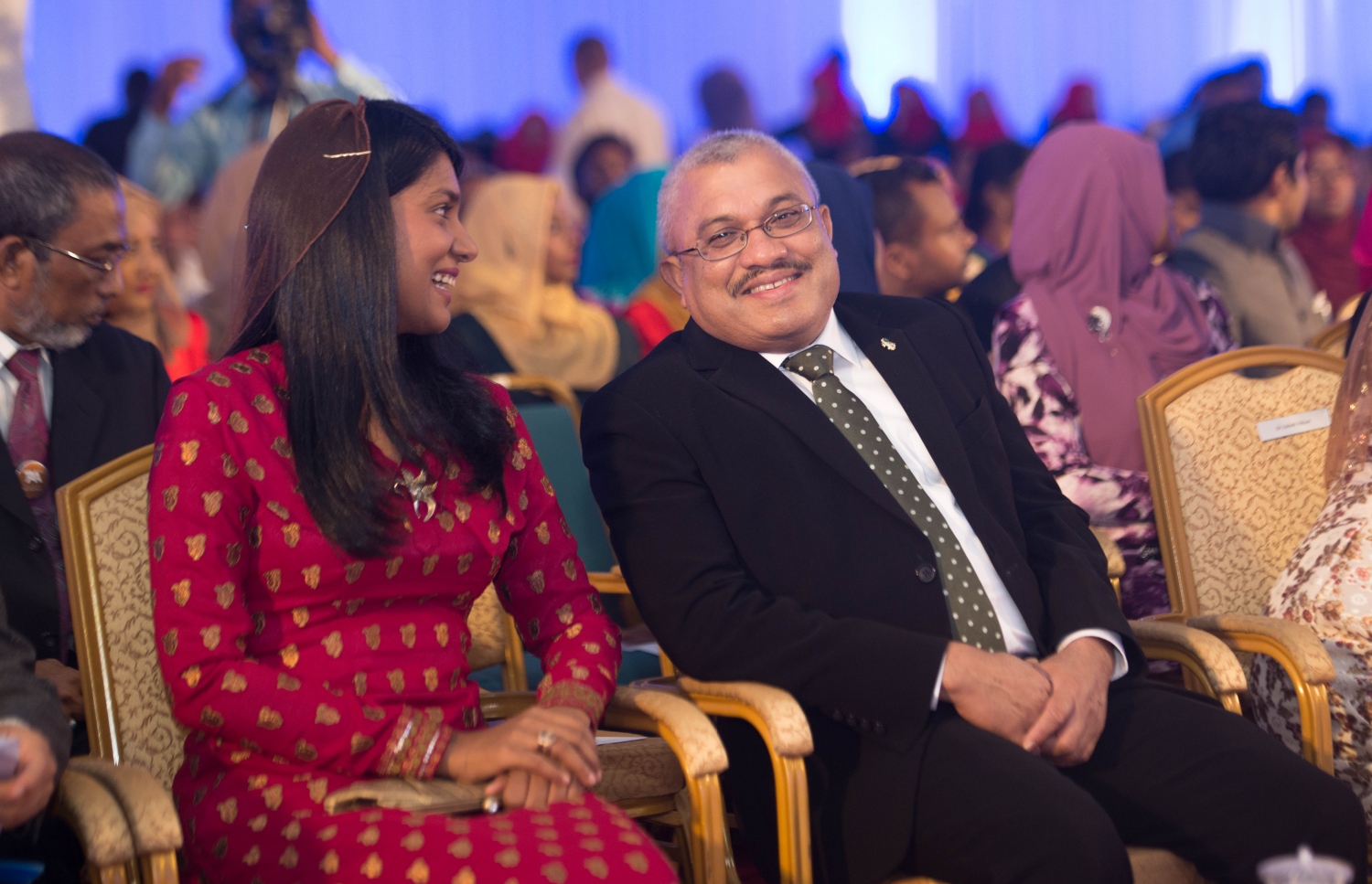 މާލެ: މޭ 22، 2017- އޭ ލެވެލްގެ ގަދަ 10 ގައި ހިމެނެނު ދަރިވަރުންނަށް އެވޯޑު ހަވާލުކުރުމަށް ބޭއްވި ހަފުލާގެ ޝަރަފުވެރި މެހުމާން ނައިބު ރައީސް އަބްދުﷲ ޖިހާދު (ކ) އަދި ޖެންޑާ މިނިސްޓަރު ޒެނީޝާ.---މިހާރު ފޮޓޯ: ހުސެއިން ވަހީދު