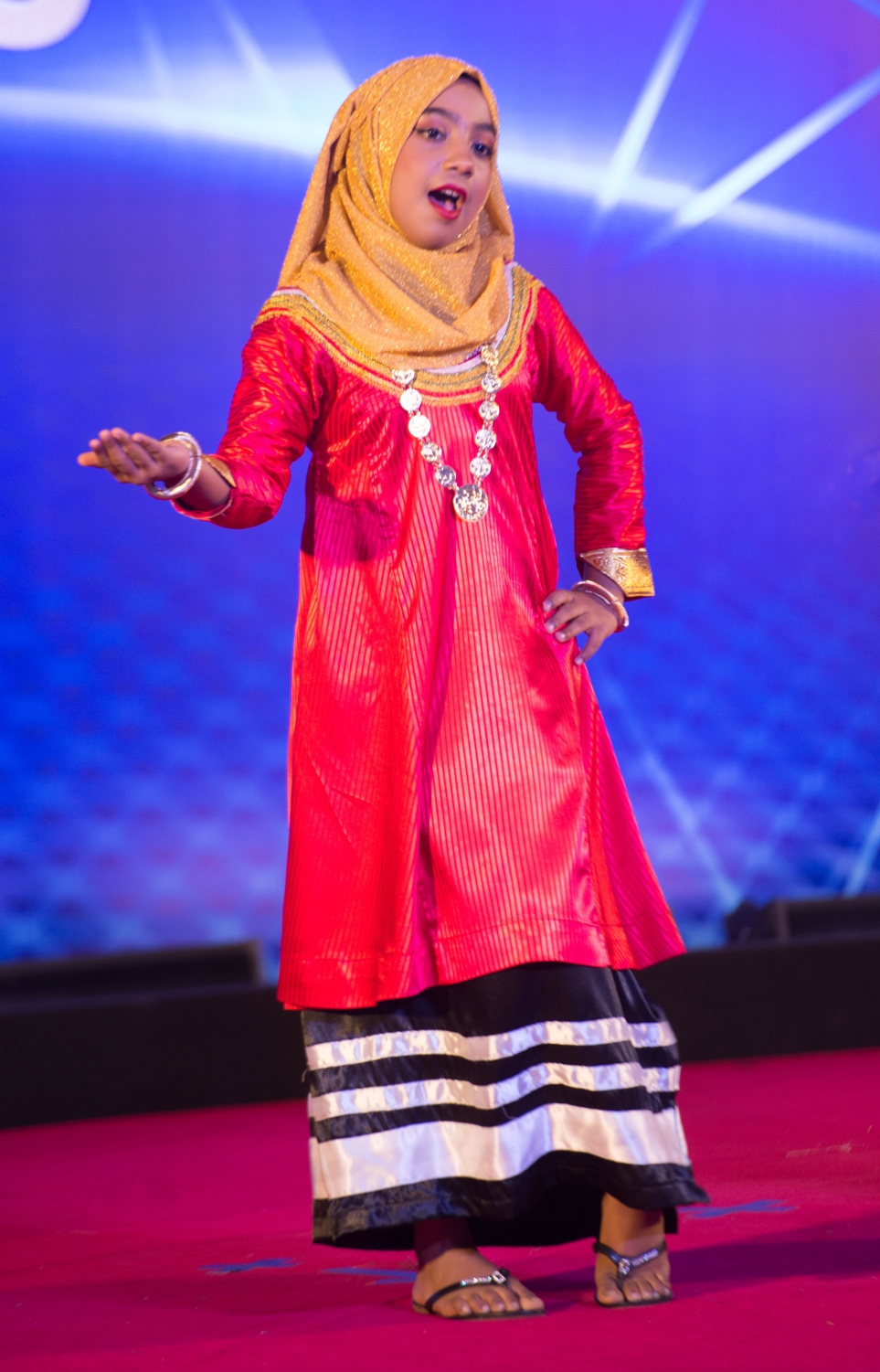 މާލެ: މޭ 22، 2017- އޭ ލެވެލްގެ ގަދަ 10 ގައި ހިމެނެނު ދަރިވަރުންނަށް އެވޯޑު ހަވާލުކުރުމަށް ބޭއްވި ހަފުލާގައި މުނިފޫހިފިލުވުމުގެ އައިޓަމެއް ހުށަހަޅަނީ.--- ފޮޓޯ: ހުސެން ވަހީދު/ މިހާރު