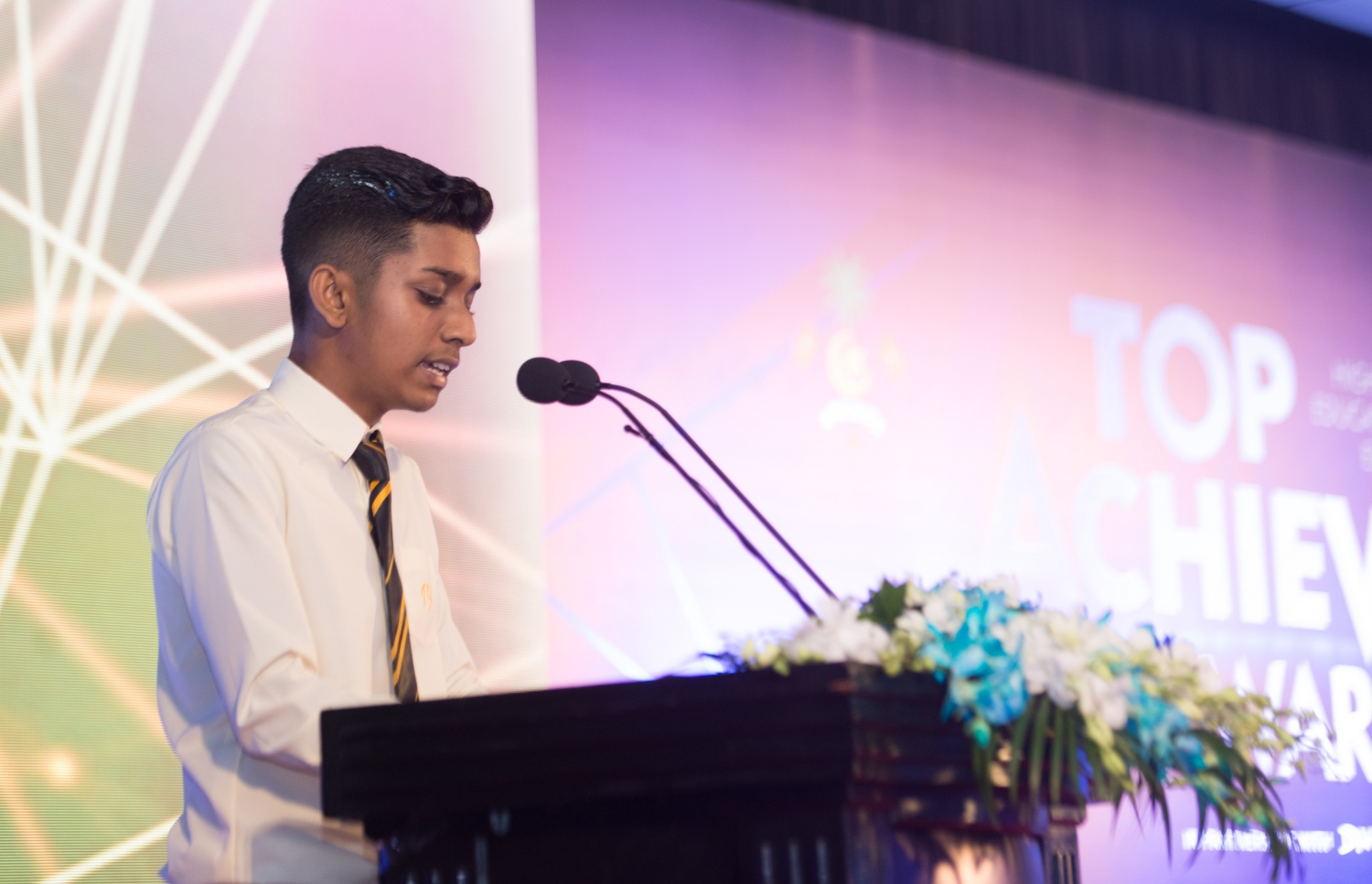 މާލެ: މޭ 22، 2017- އޭ ލެވެލްގެ ގަދަ 10 ގައި ހިމެނެނު ދަރިވަރުންނަށް އެވޯޑު ހަވާލުކުރުމަށް ބޭއްވި ހަފުލާގެ ތެރެއިން.--- ފޮޓޯ: ހުސެން ވަހީދު/ މިހާރު