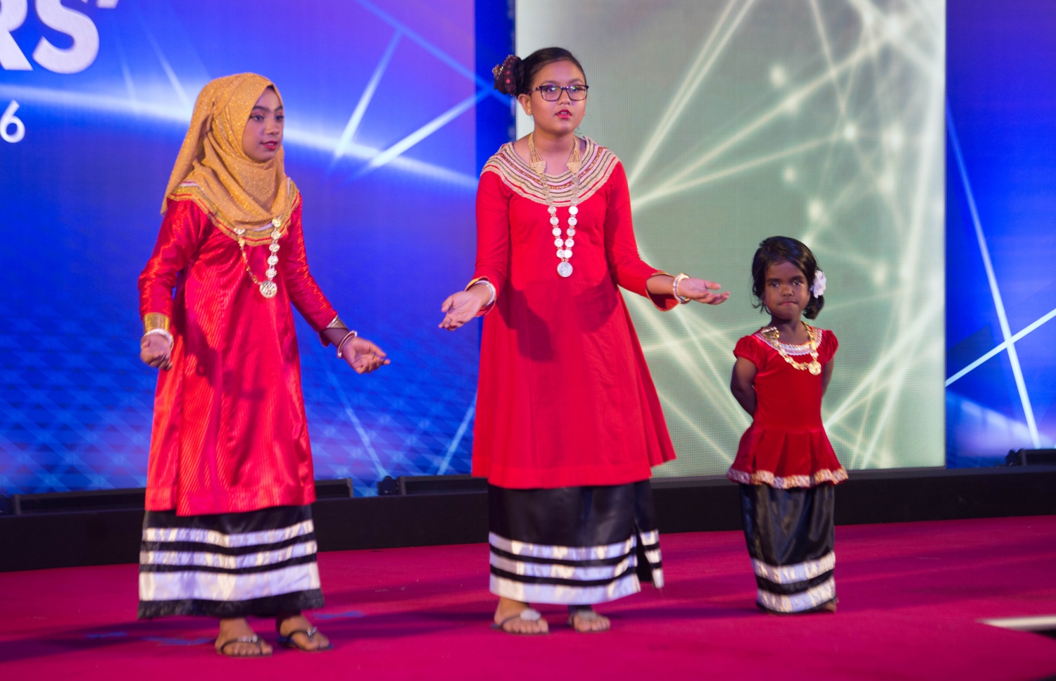 މާލެ: މޭ 22، 2017- އޭ ލެވެލްގެ ގަދަ 10 ގައި ހިމެނެނު ދަރިވަރުންނަށް އެވޯޑު ހަވާލުކުރުމަށް ބޭއްވި ހަފުލާގައި މުނިފޫހިފިލުވުމުގެ އައިޓަމެއް ހުށަހަޅަނީ.--- ފޮޓޯ: ހުސެން ވަހީދު/ މިހާރު