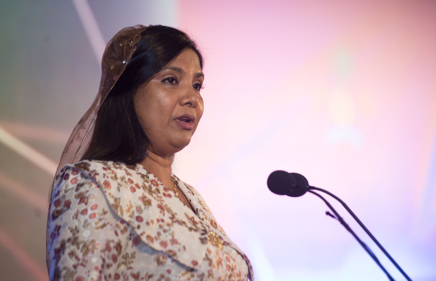 މާލެ: މޭ 22، 2017- އޭ ލެވެލްގެ ގަދަ 10 ގައި ހިމެނެނު ދަރިވަރުންނަށް އެވޯޑު ހަވާލުކުރުމަށް ބޭއްވި ހަފުލާގައި އެޑިއުކޭޝަން މިނިސްޓަރު އާއިޝަތު ޝިހާމް ވާހަކަ ދައްކަވަނީ.--- ފޮޓޯ: ހުސެން ވަހީދު/ މިހާރު