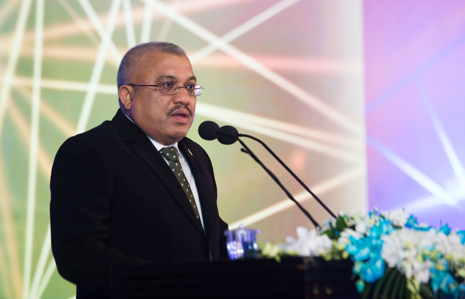 މާލެ: މޭ 22، 2017- އޭ ލެވެލްގެ ގަދަ 10 ގައި ހިމެނެނު ދަރިވަރުންނަށް އެވޯޑު ހަވާލުކުރުމަށް ބޭއްވި ހަފުލާގެ ޝަރަފުވެރި މެހުމާން ނައިބު ރައީސް ޖިހާދު ވާހަކަފުޅު ދައްކަވަނީ.--- ފޮޓޯ: ހުސެން ވަހީދު/ މިހާރު