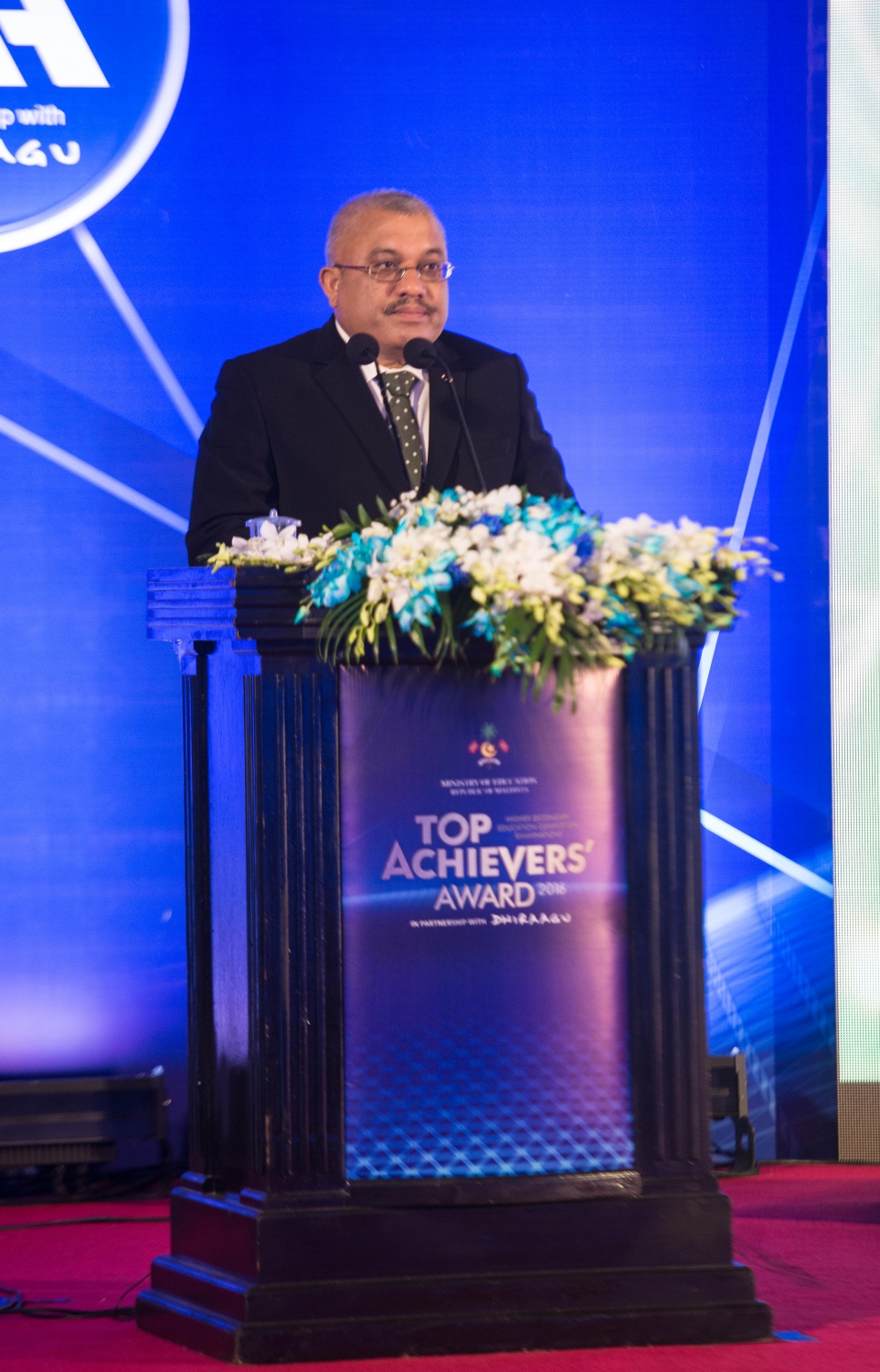 މާލެ: މޭ 22، 2017- އޭ ލެވެލްގެ ގަދަ 10 ގައި ހިމެނެނު ދަރިވަރުންނަށް އެވޯޑު ހަވާލުކުރުމަށް ބޭއްވި ހަފުލާގެ ޝަރަފުވެރި މެހުމާން ނައިބު ރައީސް ޖިހާދު ވާހަކަފުޅު ދައްކަވަނީ.--- ފޮޓޯ: ހުސެން ވަހީދު/ މިހާރު