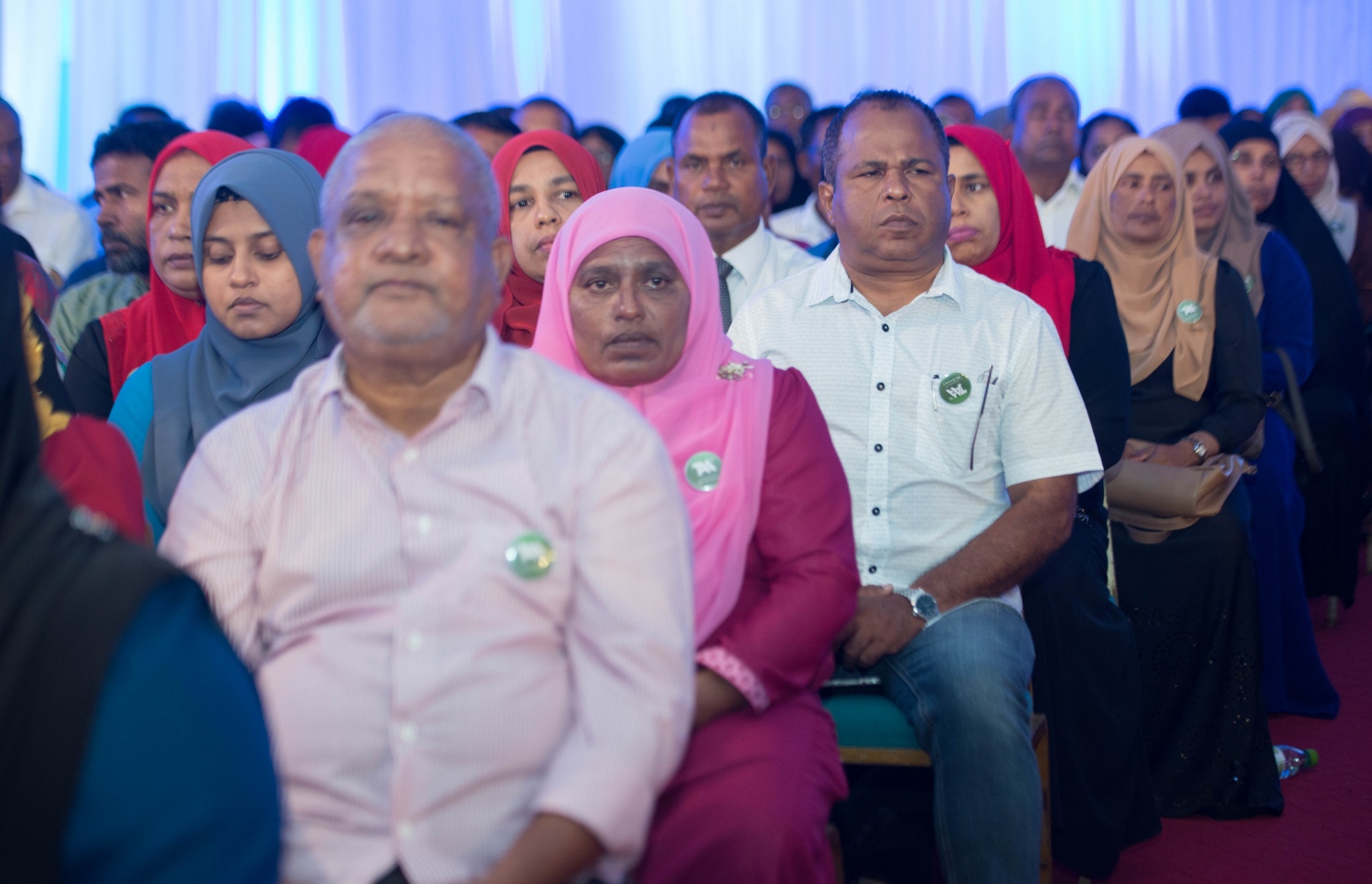 މާލެ: މޭ 22، 2017- އޭ ލެވެލްގެ ގަދަ 10 ގައި ހިމެނެނު ދަރިވަރުންނަށް އެވޯޑު ހަވާލުކުރުމަށް ބޭއްވި ހަފުލާގައި، އިނާމު ލިބުނު ބައެއް ކުދިންގެ ބެލެނިވެރިން.--- ފޮޓޯ: ހުސެން ވަހީދު/ މިހާރު