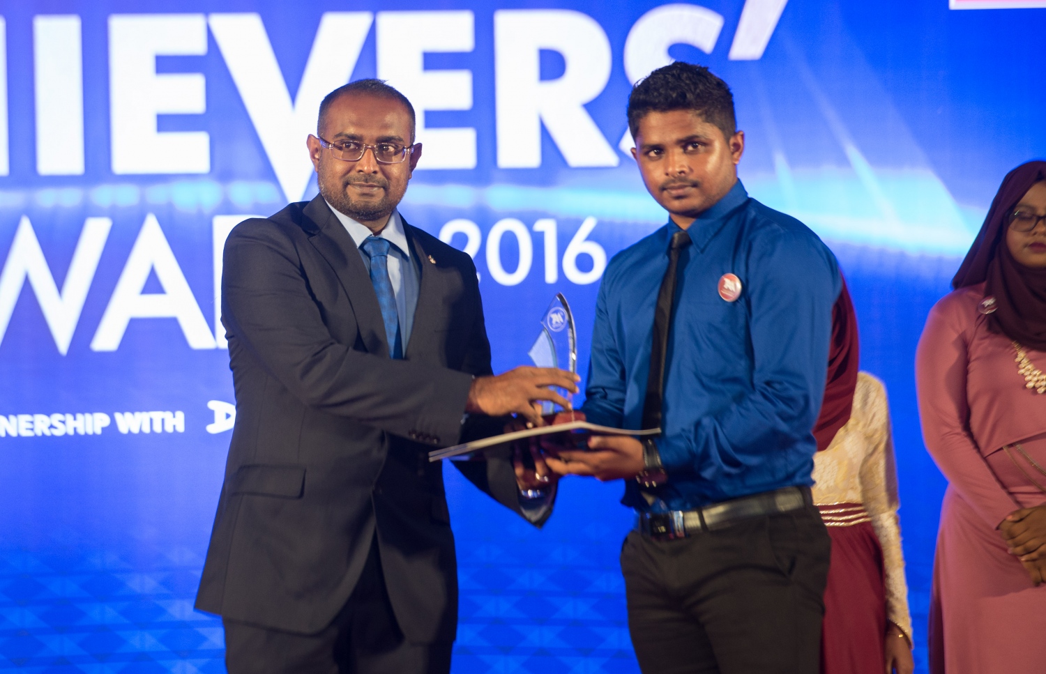 މާލެ: މޭ 22، 2017- އޭ ލެވެލްގެ ގަދަ 10 ގައި ހިމެނެނު ދަރިވަރަކަށް، ރައީސް އޮފީހުގެ ސްޓޭޓް މިނިސްޓަރު މުހައްމަދު މުޖުތާޒް އިނާމު ދެއްވަނީ.---މިހާރު ފޮޓޯ: ހުސެއިން ވަހީދު