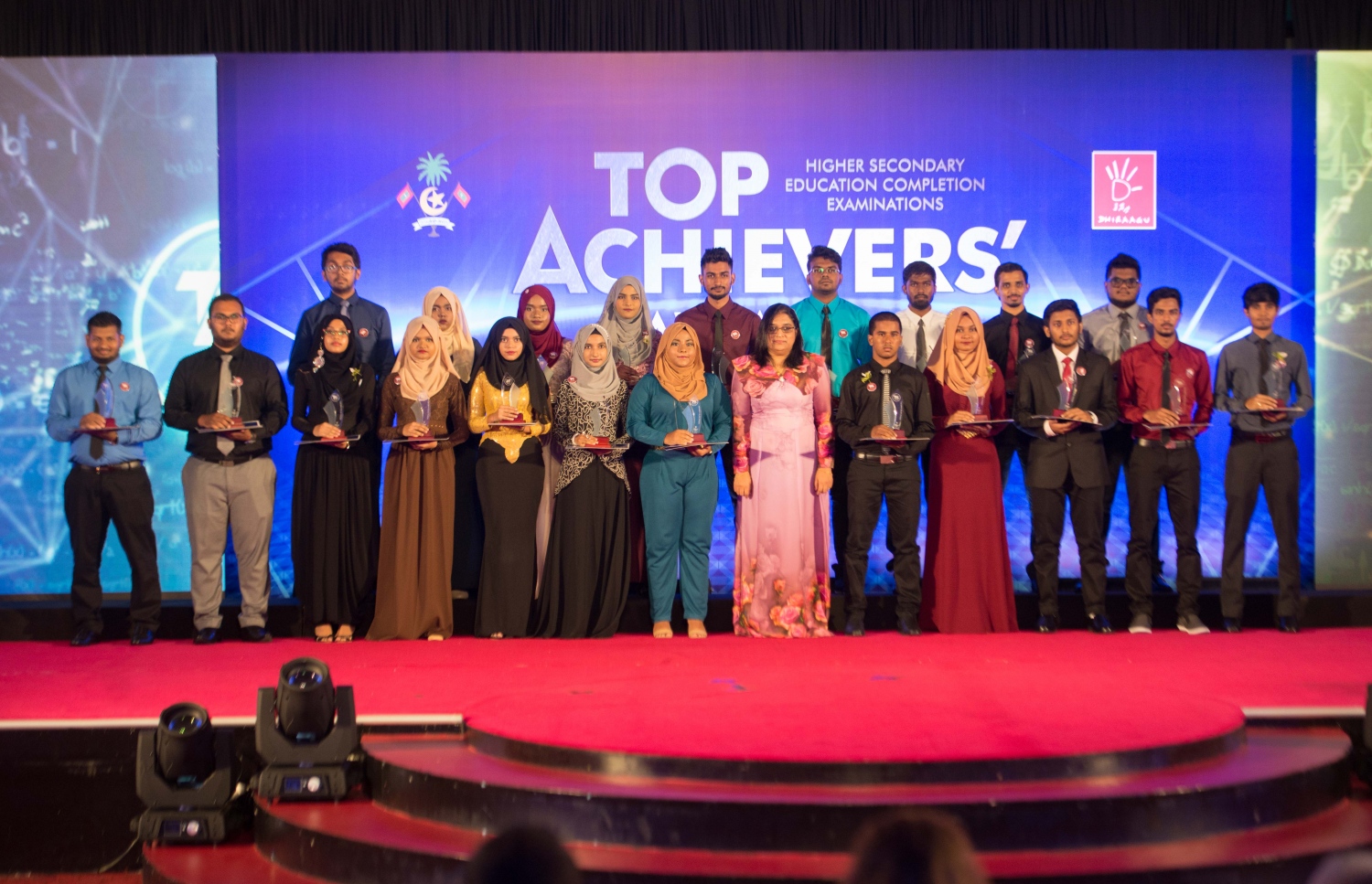 މާލެ: މޭ 22، 2017- އޭ ލެވެލްގެ ގަދަ 10 ގައި ބައެއް ދަރިވަރުން ސްޓޭޖްމަތީގައި.--- ފޮޓޯ: ހުސެން ވަހީދު/ މިހާރު