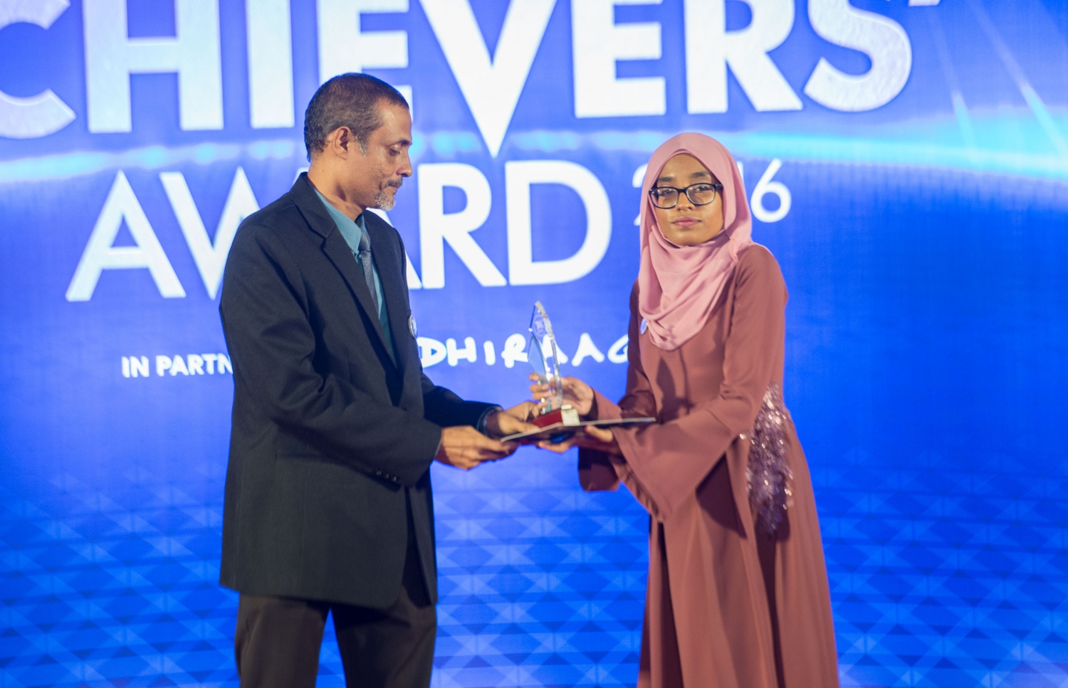 މާލެ: މޭ 22، 2017- އޭ ލެވެލްގެ ގަދަ 10 ގައި ހިމެނެނު ދަރިވަރަކަށް އިނާމު ދެއްވަނީ.--- ފޮޓޯ: ހުސެން ވަހީދު/ މިހާރު