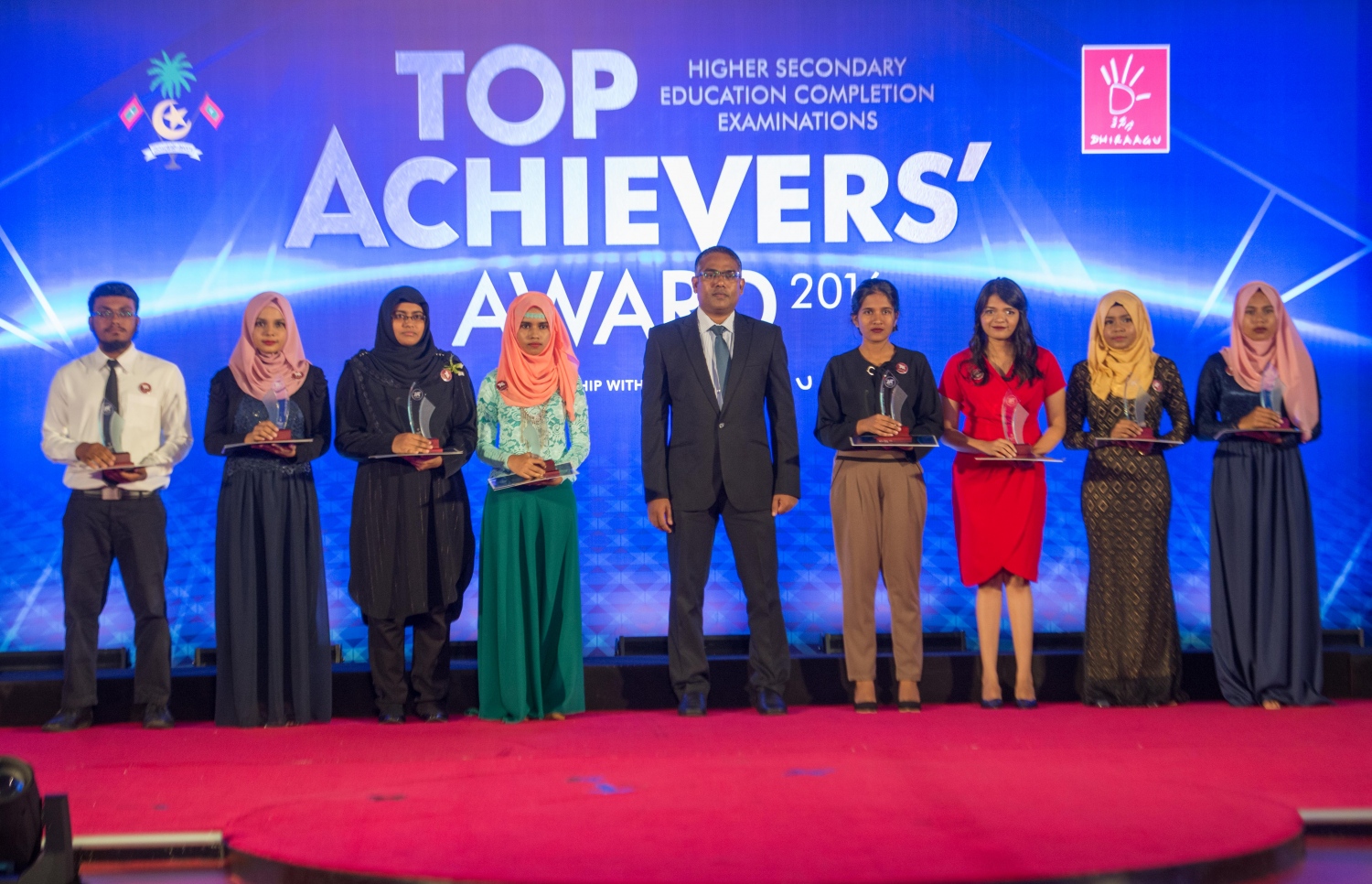 މާލެ: މޭ 22، 2017- އޭ ލެވެލްގެ ގަދަ 10 ގައި ހިމެނެނު ދަރިވަރުންނަށް އެވޯޑު ހަވާލުކުރުމަށް ބޭއްވި ހަފުލާގެ ތެރެއިން.--- ފޮޓޯ: ހުސެން ވަހީދު/ މިހާރު