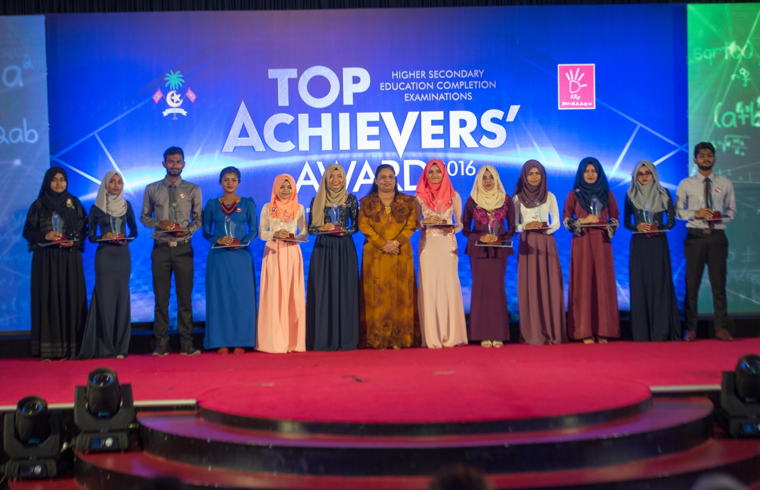 މާލެ: މޭ 22، 2017- އޭ ލެވެލްގެ ގަދަ 10 ގައި ހިމެނެނު ބައެއް ދަރިވަރުން، ކުރީގެ އެޑިއުކޭޝަން މިނިސްޓަރު އަދި ލަންކާގައި ހުންނަވާ ދިވެހި ސަފީރު ޒާހިޔާ ޒަރީރާ އެކު ފޮޓޯއެއް ނަގަނީ.---މިހާރު ފޮޓޯ: ހުސެއިން ވަހީދު