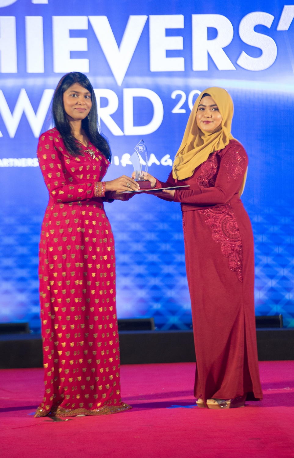 މާލެ: މޭ 22، 2017- އޭ ލެވެލްގެ ގަދަ 10 ގައި ހިމެނެނު ދަރިވަރަކަށް، ޖެންޑާ މިނިސްޓަރު ޒެނީޝާ އިނާމު ދެއްވަނީ.---މިހާރު ފޮޓޯ: ހުސެއިން ވަހީދު