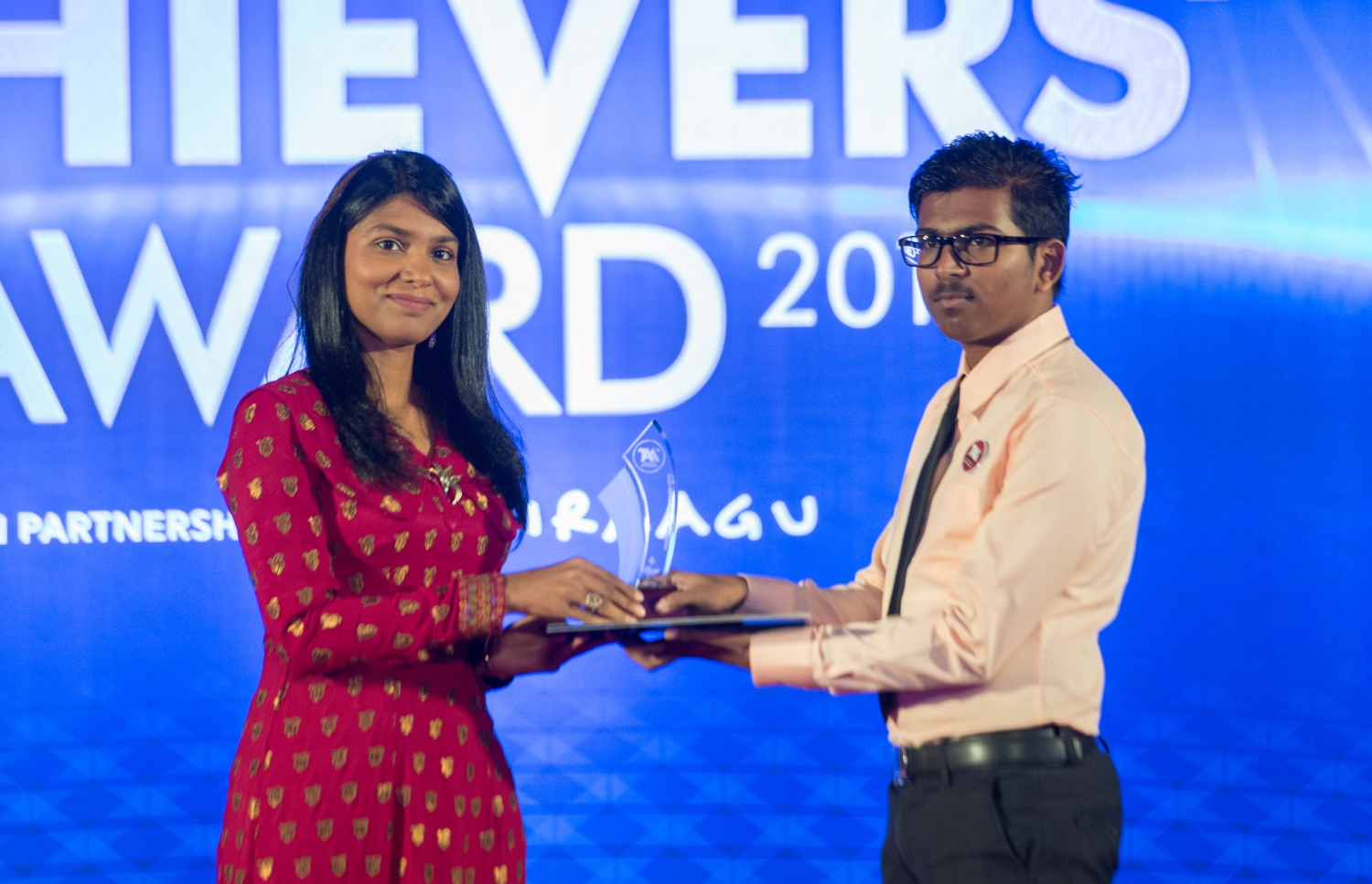 މާލެ: މޭ 22، 2017- އޭ ލެވެލްގެ ގަދަ 10 ގައި ހިމެނެނު ދަރިވަރަކަށް، ޖެންޑާ މިނިސްޓަރު ޒެނީޝާ އިނާމު ދެއްވަނީ.---މިހާރު ފޮޓޯ: ހުސެއިން ވަހީދު