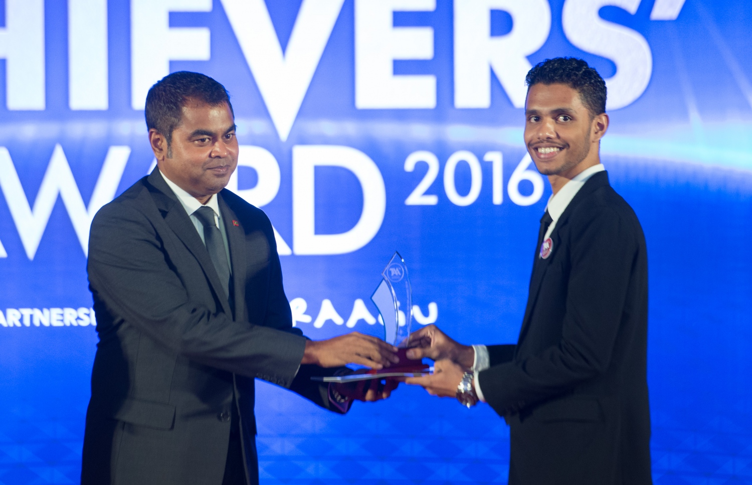 މާލެ: މޭ 22، 2017- އޭ ލެވެލްގެ ގަދަ 10 ގައި ހިމެނެނު ދަރިވަރަކަށް، ތިމާވެއްޓާ ބެހޭ މިނިސްޓަރު ތޯރިގް އިނާމު ދެއްވަނީ.---މިހާރު ފޮޓޯ: ހުސެއިން ވަހީދު