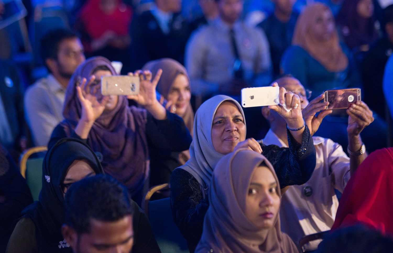 މާލެ: މޭ 22، 2017- އޭ ލެވެލްގެ ގަދަ 10 ގައި ހިމެނެނު ދަރިވަރުންނަށް އިނާމު ދިނުމަށް ބޭއްވި ހަފުލާގެ ތެރެއިން.---މިހާރު ފޮޓޯ: ހުސެއިން ވަހީދު