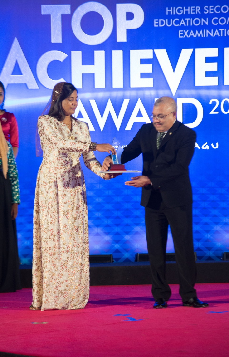 މާލެ: މޭ 22، 2017- އޭ ލެވެލްގެ ގަދަ 10 ގައި ހިމެނެނު ދަރިވަރުންނަށް އިނާމު ދިނުމަށް ބޭއްވި ހަފުލާގެ ޝަރަފުވެރި މެހުމާން ނައިބު ރައީސް ޖިހާދު އަދި އެޑިއުކޭޝަން މިނިސްޓަރު އާއިޝަތު ޝިހާމް.---މިހާރު ފޮޓޯ: ހުސެއިން ވަހީދު