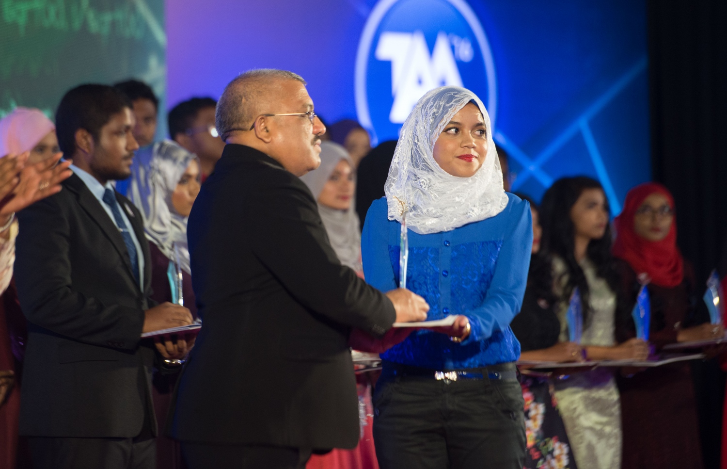 މާލެ: މޭ 22، 2017- އޭ ލެވެލްގެ ގަދަ 10 ގައި ހިމެނެނު ދަރިވަރަކަށް، ނައިބު ރައީސް ޖިހާދު އިނާމު ދެއްވަނީ.---މިހާރު ފޮޓޯ: ހުސެއިން ވަހީދު