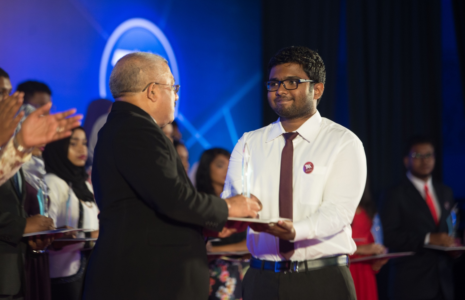 މާލެ: މޭ 22، 2017- އޭ ލެވެލްގެ ގަދަ 10 ގައި ހިމެނެނު ދަރިވަރަކަށް، ނައިބު ރައީސް ޖިހާދު އިނާމު ދެއްވަނީ.---މިހާރު ފޮޓޯ: ހުސެއިން ވަހީދު