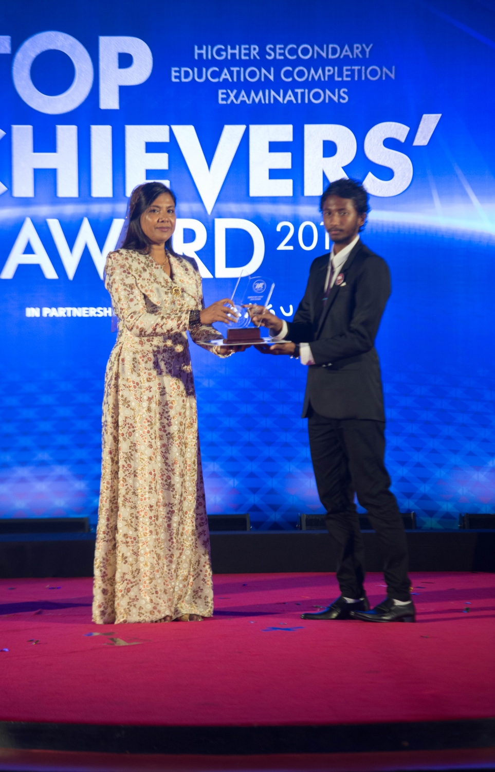 މާލެ: މޭ 22، 2017- އޭ ލެވެލްގެ ގަދަ 10 ގައި ހިމެނެނު ދަރިވަރަކަށް، އެޑިއުކޭޝަން މިނިސްޓަރު އާއިޝަތު ޝިހާމް އިނާމު ދެއްވަނީ.---މިހާރު ފޮޓޯ: ހުސެއިން ވަހީދު