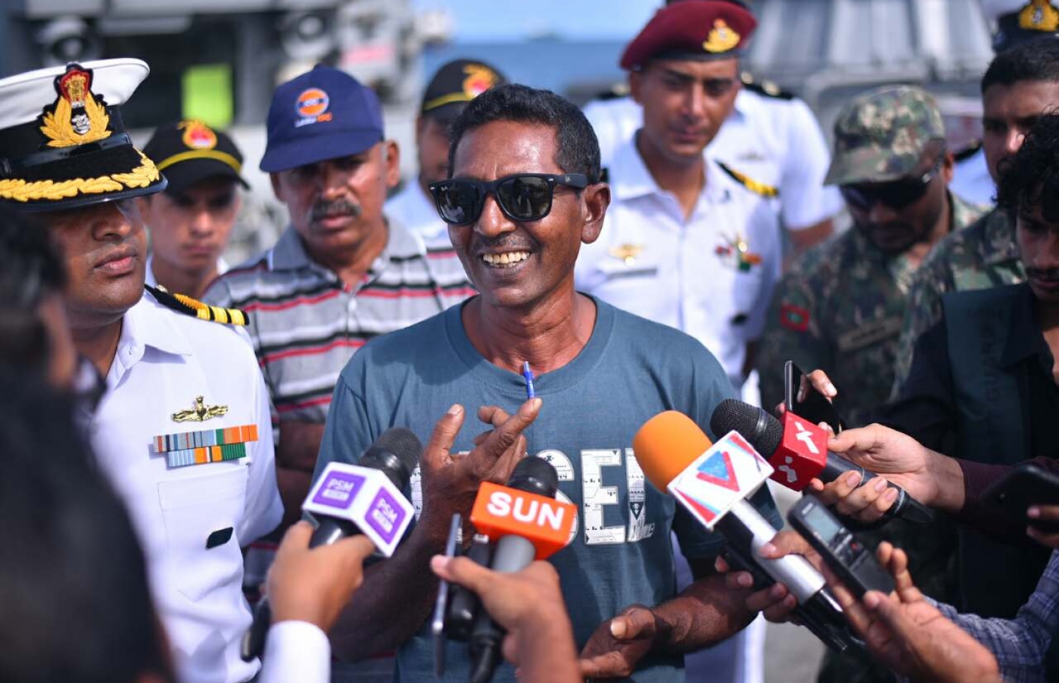 ކޮޅުވެއްޓީގެ ކެޕްޓަން އާދަމް ނައީމް، ހިނިތުންވެފައި ހުރެ ނޫސްވެރިންނާ ވާހަކަ ދައްކަނީ-- ފޮޓޯ: ހުސެން ވަހީދު/ މިހާރު