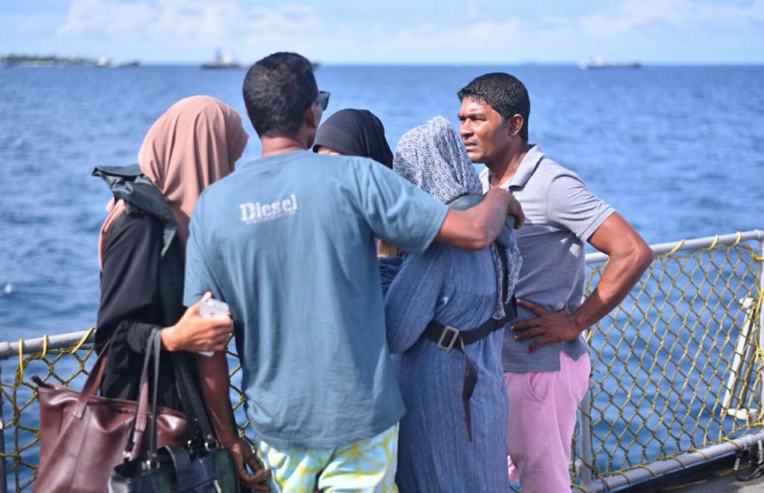 ކޮޅުވެއްޓީގައި ތިބި މީހުން މާލެ އައުމުން އާއިލާގެ މީހުން އެ މީހުންނާ ބައްދަލުކުރަނީ-- ފޮޓޯ: ހުސެން ވަހީދު/ މިހާރު