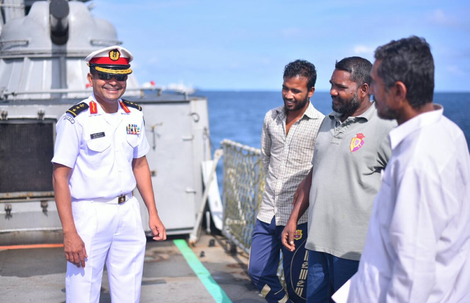 ކޮޅުވެއްޓީގެ ބައެއް ބިދޭސީ ފަޅުވެރިންނާ އެކު އެމްއެންޑީއެފް ކޯސްޓް ގާޑްގެ ކާނަލް މުހައްމަދު އިބްރާހިމް - ފޮޓޯ: ހުސެން ވަހީދު/ މިހާރު