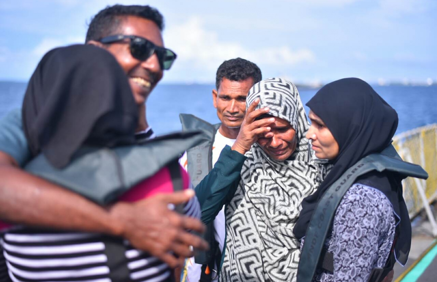 އާއިލާއާ އަލުން ބައްދަލުވުމުން ޒުލޭޚާ (މ) ރޮވިފައި.-- ފޮޓޯ: ހުސެން ވަހީދު/ މިހާރު