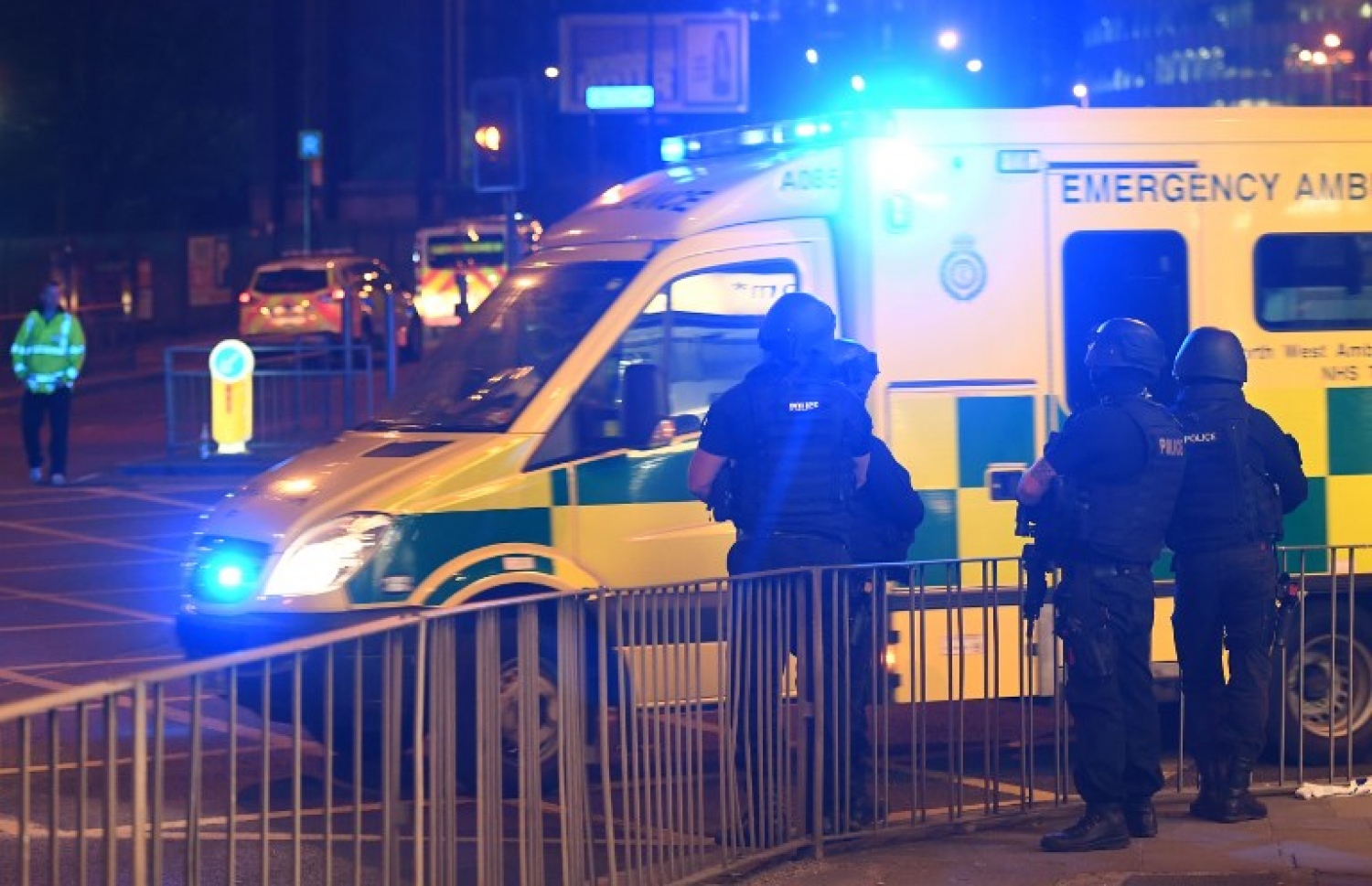 ކޮންސެޓަށް ފަހު މެންޗެސްޓާ އެރީނާގައި ބޮމުގެ ހަމަލާ ދިން ސަރަހައްދު ފުލުހުން ބަލަހައްޓަނީ. --ފޮޓޯ:އޭއެފްޕީ