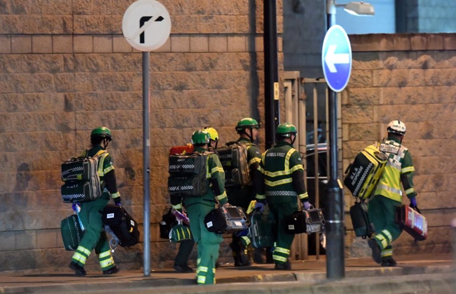 މެންޗެސްޓާ އެރީނާގައި ދިން ބޮމުގެ ހަމަލާ އަށް ފަހު މެޑިކަލް ޓީމުތަކުން ހަރަކާތްތެރި ވަނީ. --ފޮޓޯ:އޭއެފްޕީ