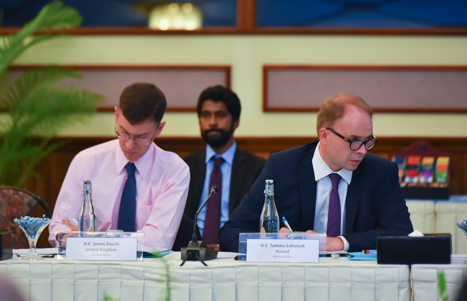 އީޔޫ ވަފުދުގެ ބައެއް ބޭފުޅުން މިއަދުގެ ބައްދަލުވުމުގައި.---މިހާރު ފޮޓޯ: ހުސެއިން ވަހީދު